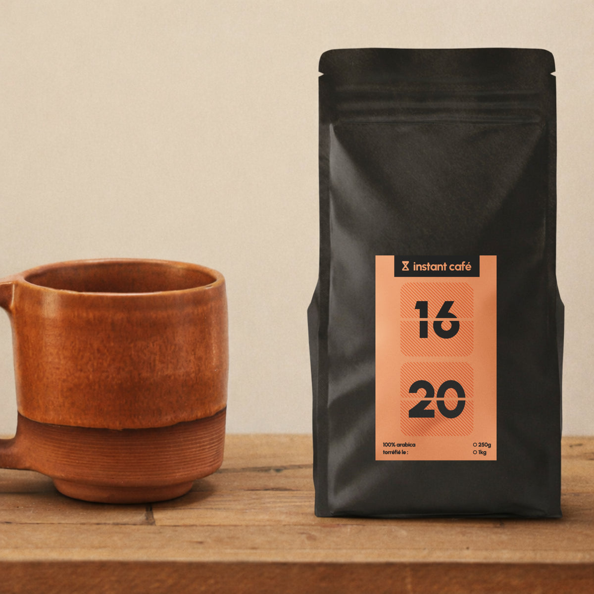 Café 16H20 en grains, mélange 100 % Arabica pour la pause de l’après-midi.