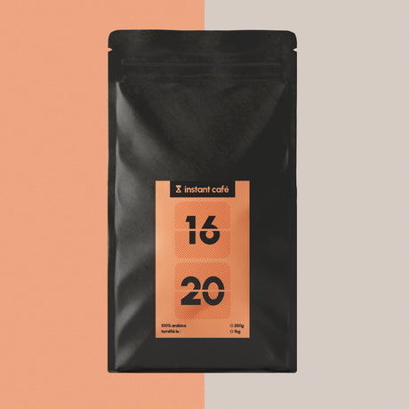 Sachet de café 16H20 en grains aux notes chaleureuses et gourmandes.