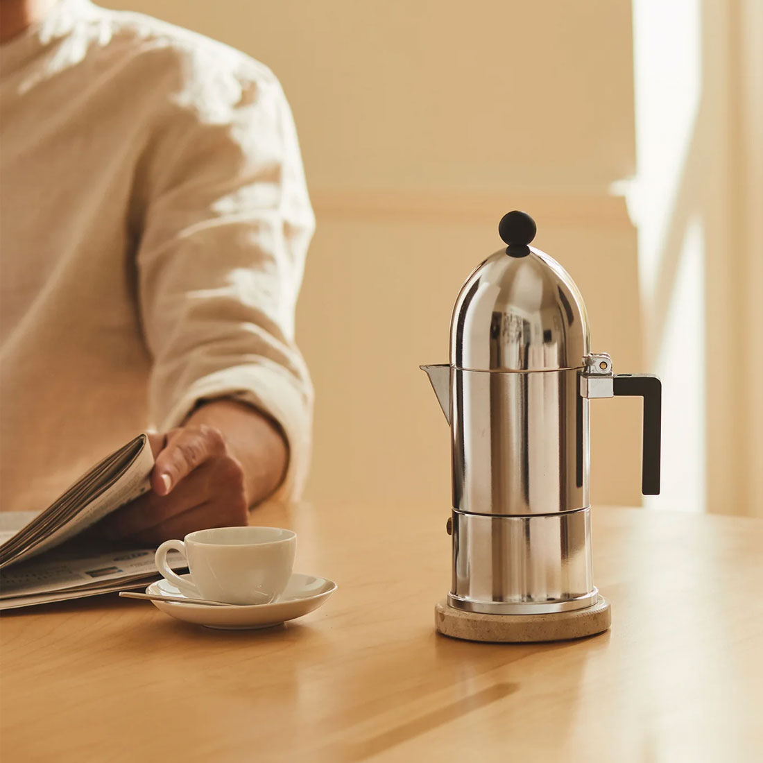 La cafetière Alessi sur une table