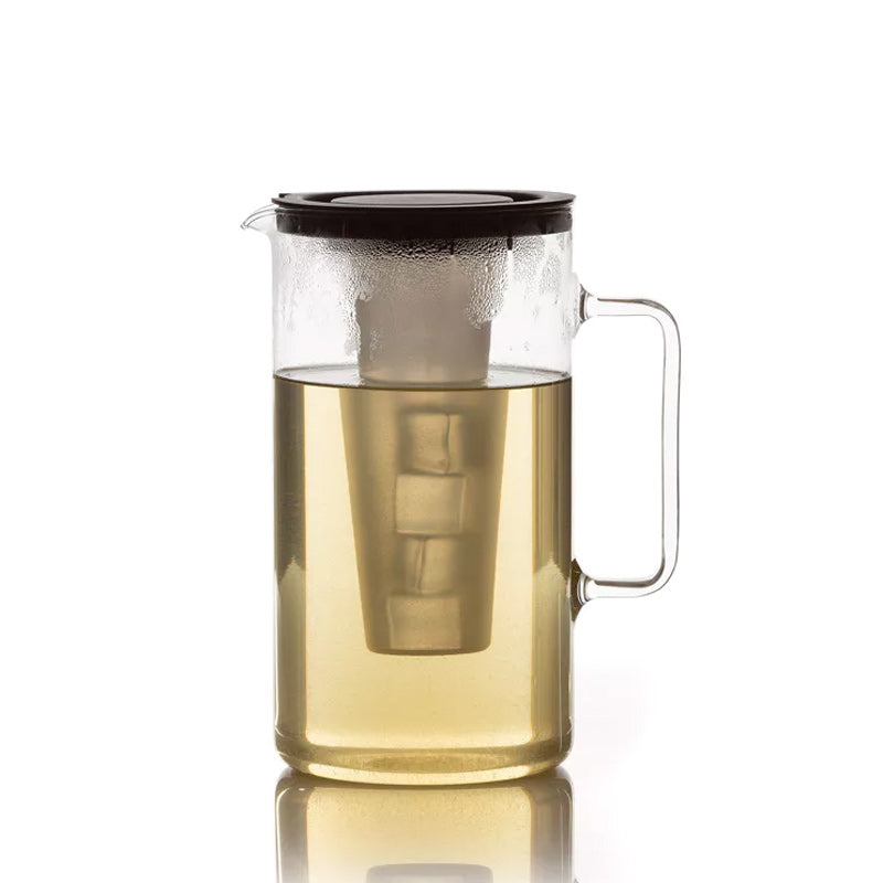 pichet à thé glacé avec glaçons